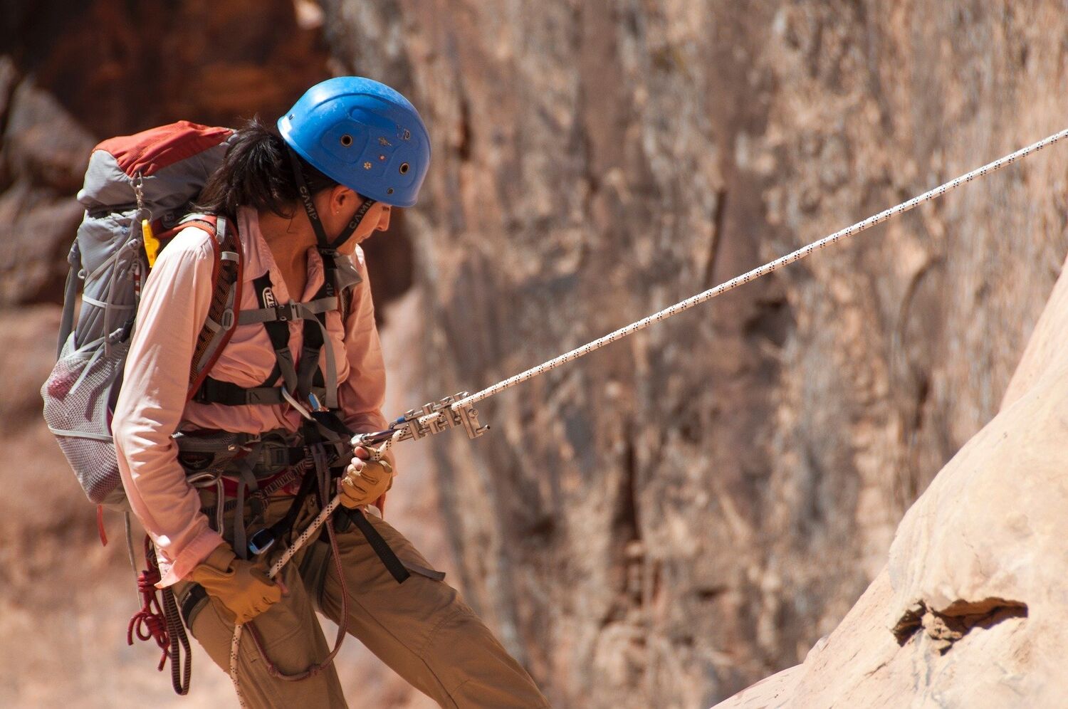 Mujer haciendo escalada, deporte natural respetuoso con el medio ambiente