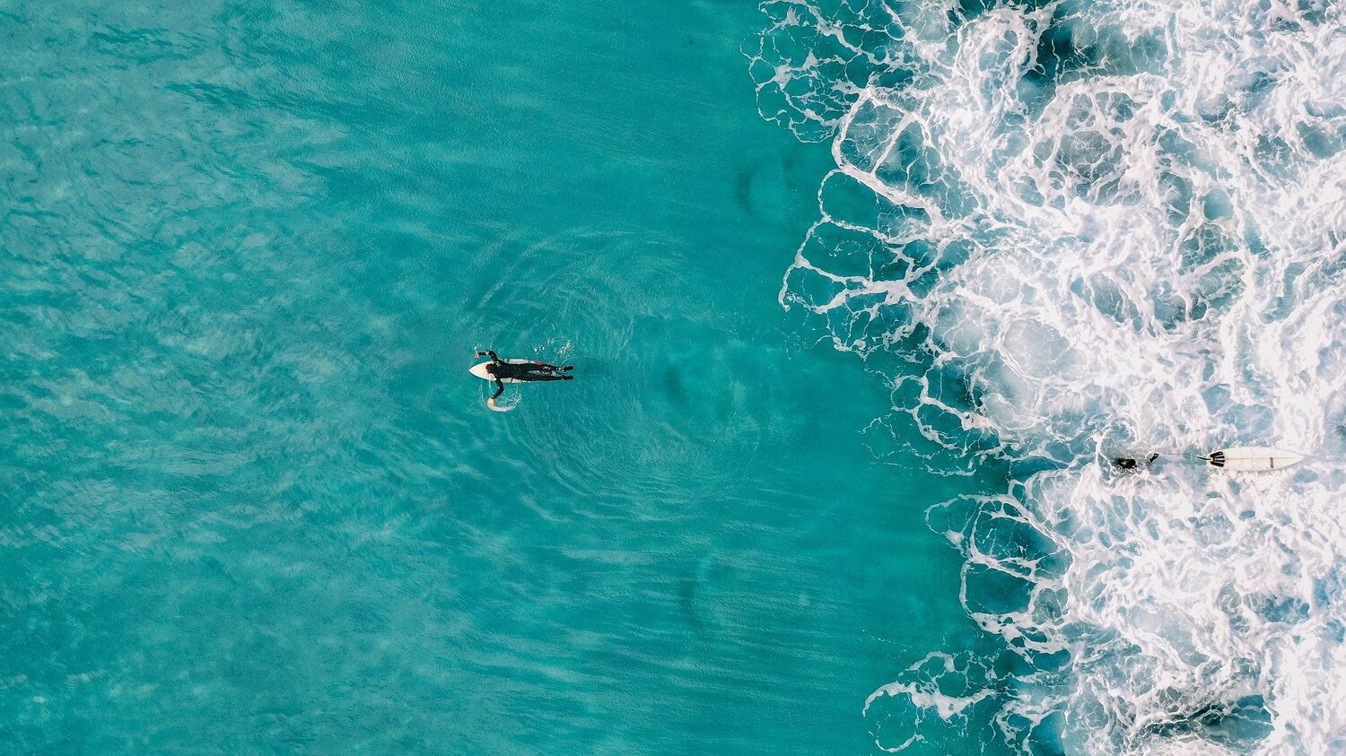 Persona practicando surf como deporte sostenible