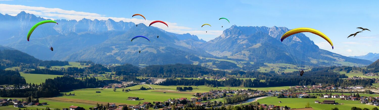 Personas haciendo parapente, una actividad relacionada con el medio aéreo