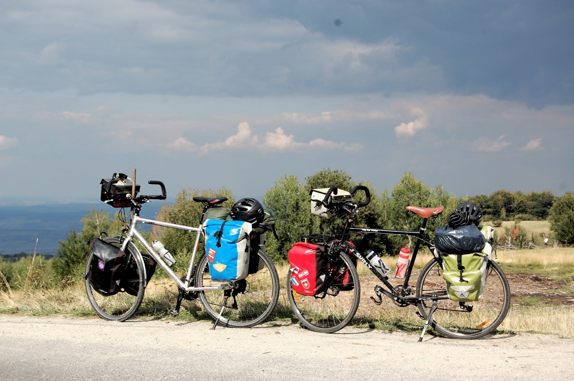 bici de cicloturismo con alforjas