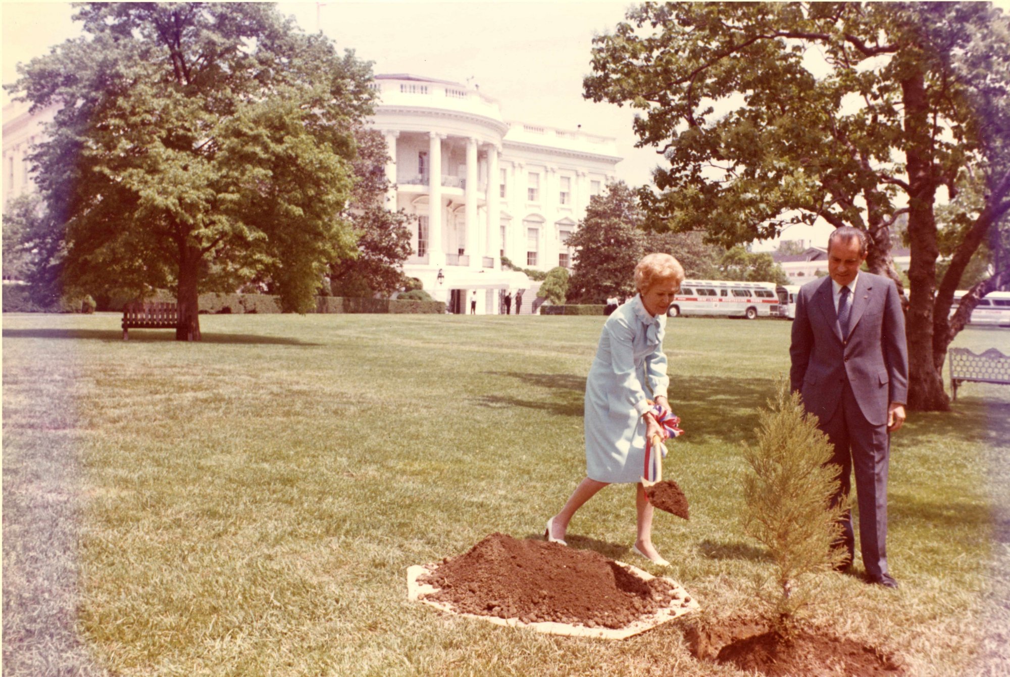 Richard Nixon y Pat plantan un árbol en la Casa Blanca