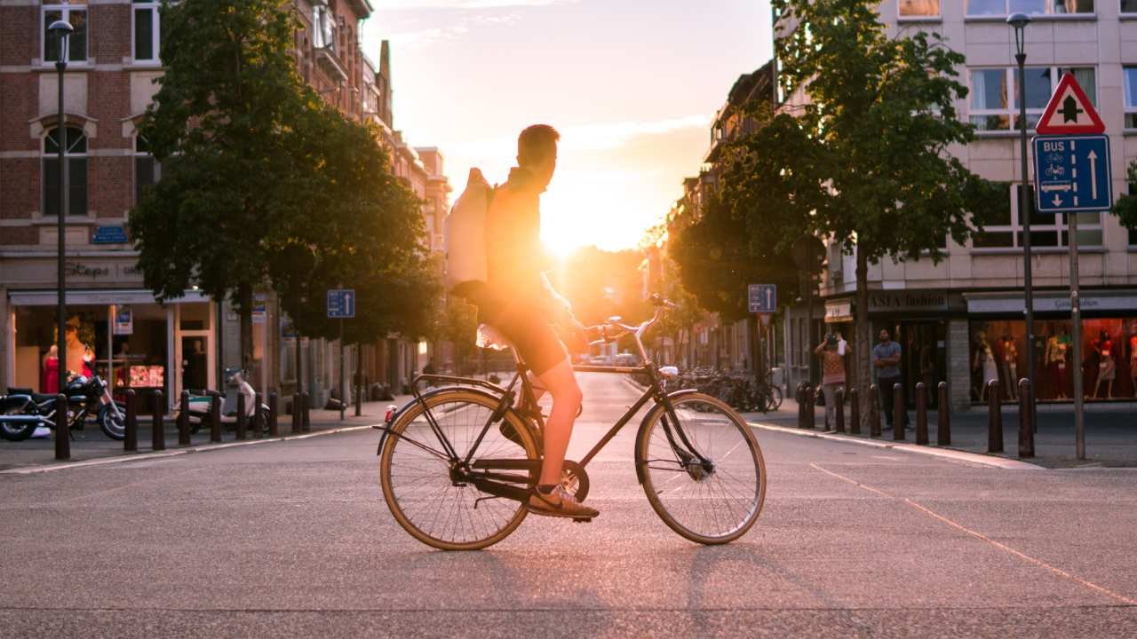 Persona circulando con una bicicleta como medio de transporte sostenible.