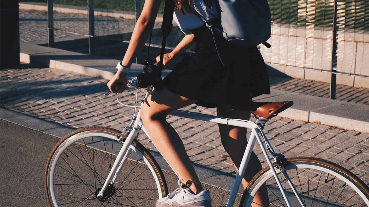Mujer viajando en bici durante el Día de la Bicicleta