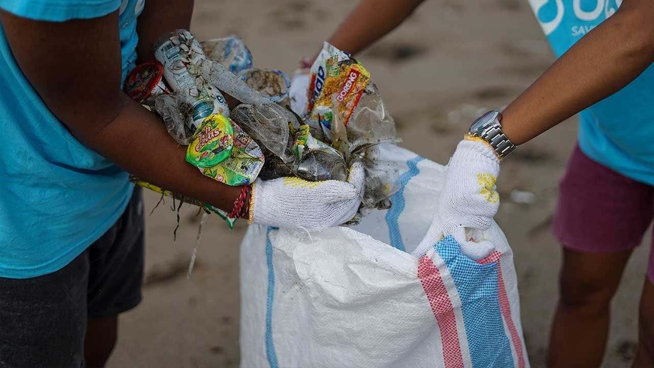 ONG recogiendo basura