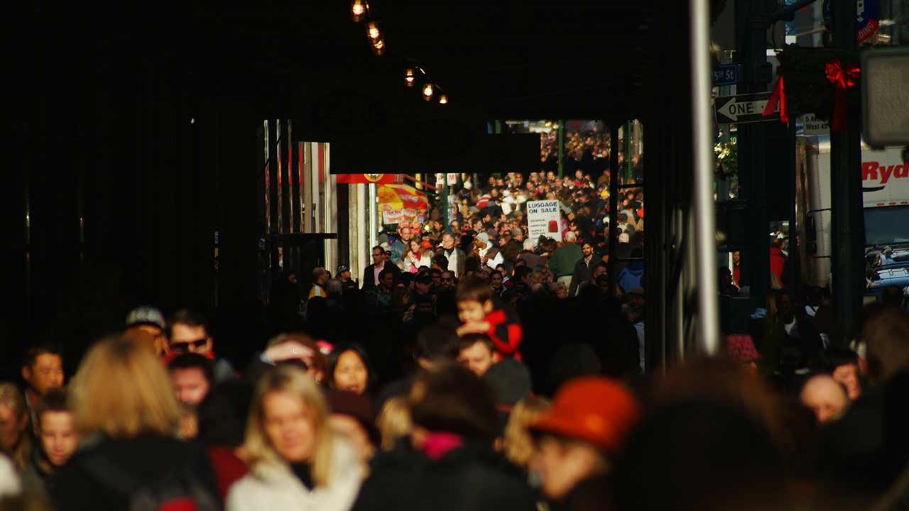 Calle abarrotada por personas