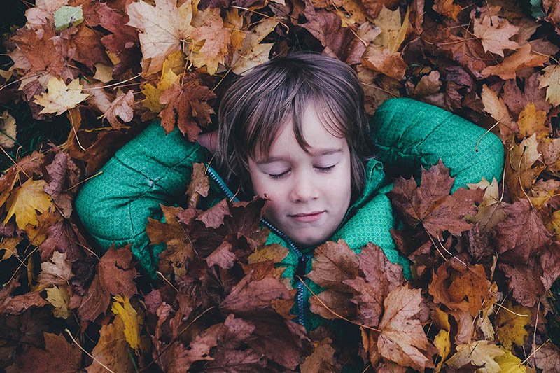 niño escuchando sonidos de la naturaleza