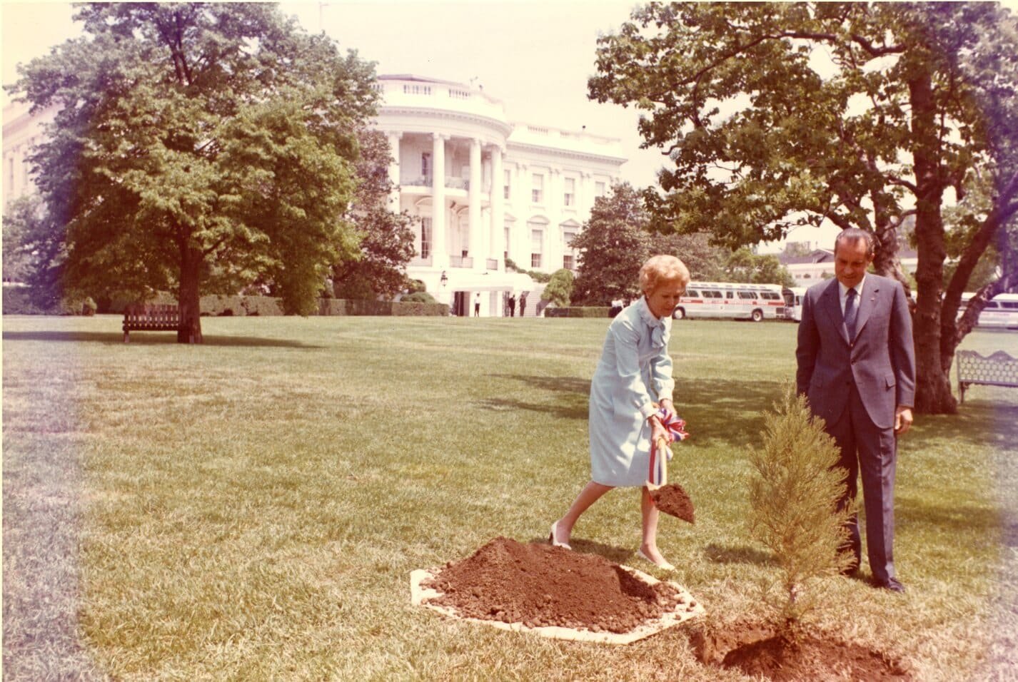 nixon plantando un arbol como activista medioambiental