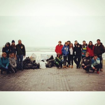 Concienciación y limpiezas de la playa de la Zurriola