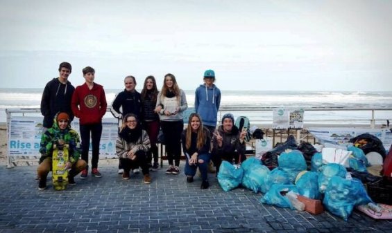 Concienciación y limpiezas de la playa de la Zurriola