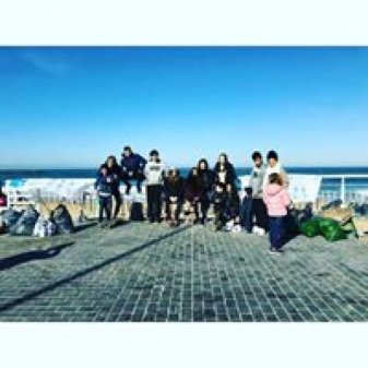 Concienciación y limpiezas de la playa de la Zurriola