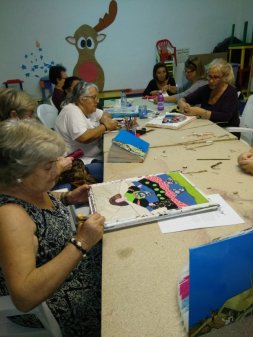 Talleres semanales de expresión creativa.