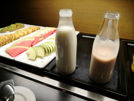 Desayuno buffet sostenible en Hotel Jardines de Uleta Suites