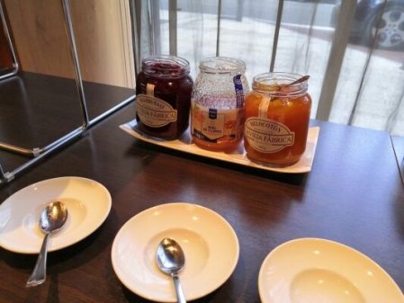 Desayuno buffet sostenible en Hotel Jardines de Uleta Suites