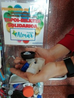 Reparto de portabocadillos y reciclaje de tapones