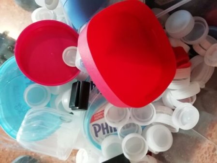 Reparto de portabocadillos y reciclaje de tapones