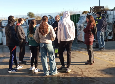 Charla sobre la pirámide de residuos impartida a jóvenes por la Asociación Traperos de Emaús de Huel