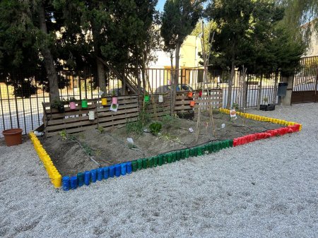 Huerto y aulas de la naturaleza mediante prácticas de Ecoarte Colefio de Educación Infantil "Río Ebr