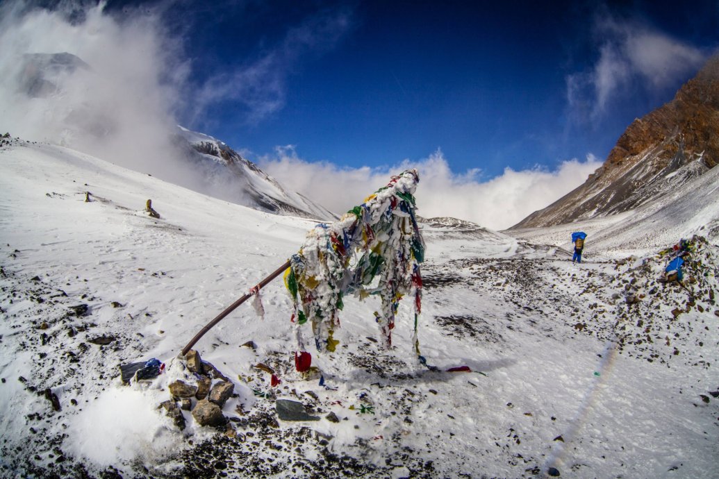 El precio de llegar a la cima: ¿cómo el turismo contamina el Everest? 