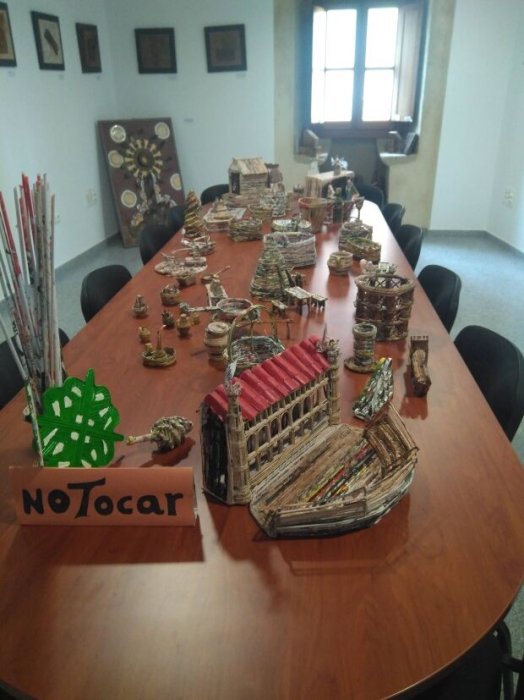 Exposición Maquetas de papel reutilizado.
