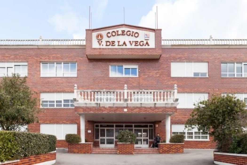 Depósito de agua reciclada para riego de huerto ecológico en centro educativo.