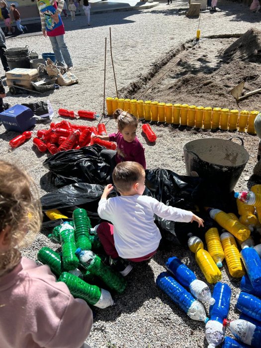 Huerto y aulas de la naturaleza mediante prácticas de Ecoarte Colefio de Educación Infantil "Río Ebr