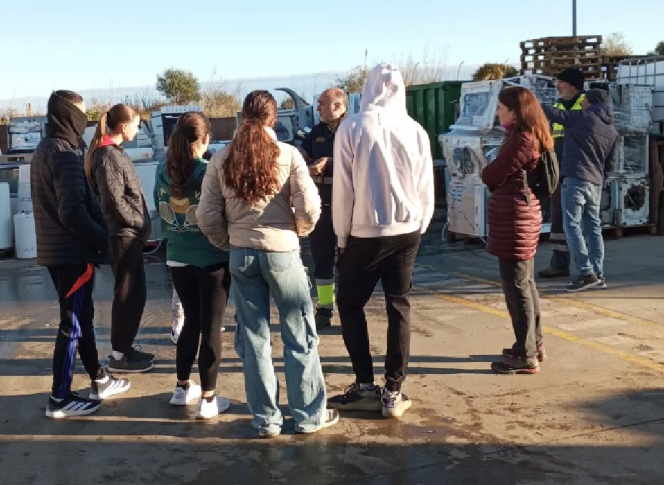 Charla sobre la pirámide de residuos impartida a jóvenes por la Asociación Traperos de Emaús de Huel