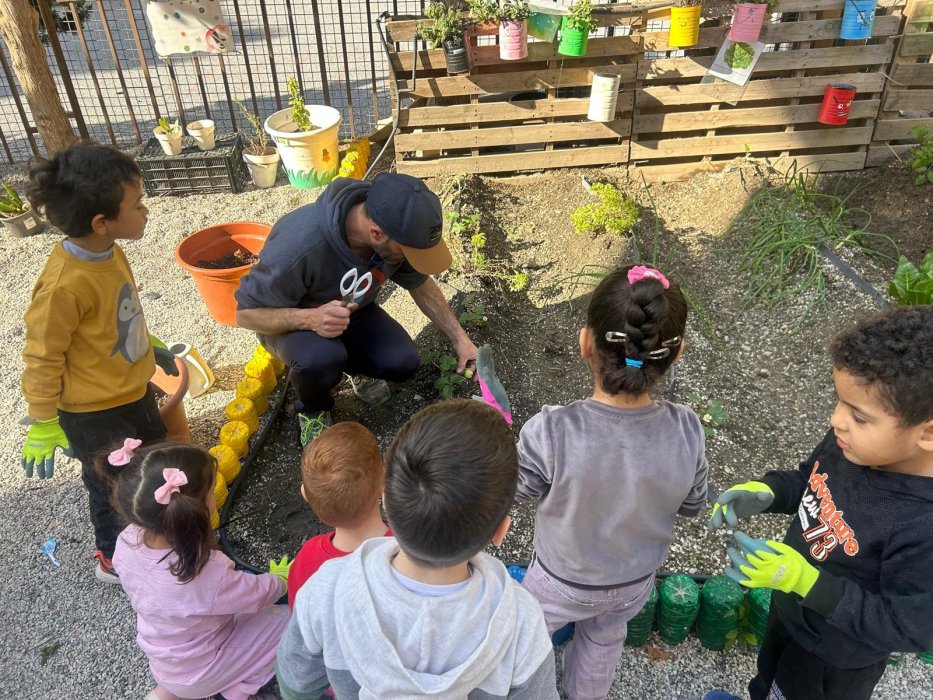 Huerto y aulas de la naturaleza mediante prácticas de Ecoarte Colefio de Educación Infantil "Río Ebr