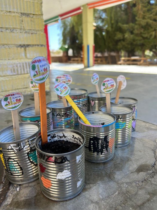 Huerto y aulas de la naturaleza mediante prácticas de Ecoarte Colefio de Educación Infantil "Río Ebr