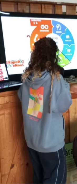 Charla sobre la pirámide de residuos impartida a jóvenes por la Asociación Traperos de Emaús de Huel