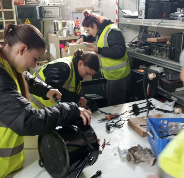 Charla sobre la pirámide de residuos impartida a jóvenes por la Asociación Traperos de Emaús de Huel