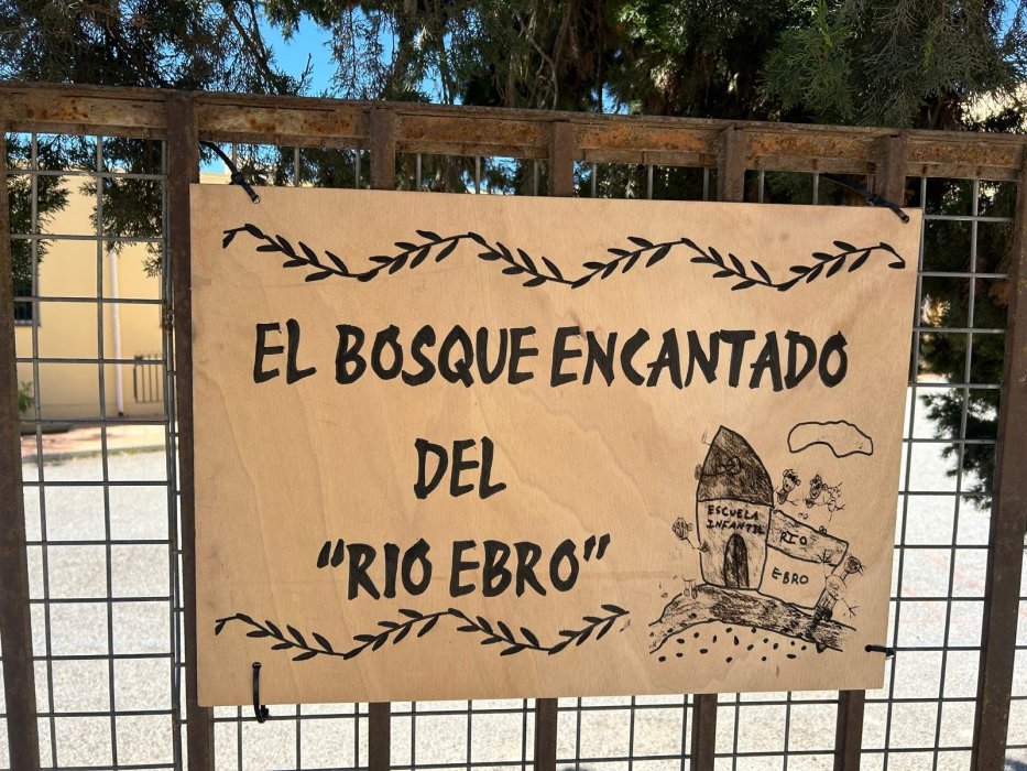 Huerto y aulas de la naturaleza mediante prácticas de Ecoarte Colefio de Educación Infantil "Río Ebr