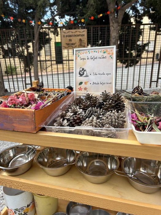 Huerto y aulas de la naturaleza mediante prácticas de Ecoarte Colefio de Educación Infantil "Río Ebr