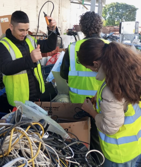 Charla sobre la pirámide de residuos impartida a jóvenes por la Asociación Traperos de Emaús de Huel